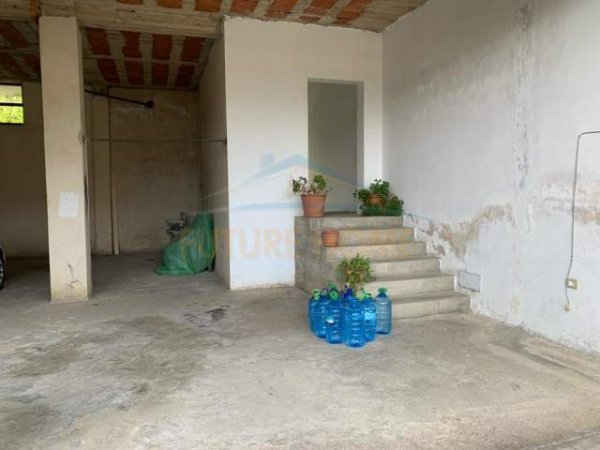 Tirane, jepet me qera ambjent biznesi Kati 0, 120 m² 350 Euro (Feizi Hizmi)