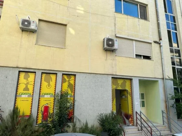 Shqiperi, jepet me qera ambjent biznesi Kati 0, 80 m² 300 Euro (Eduart Mano)