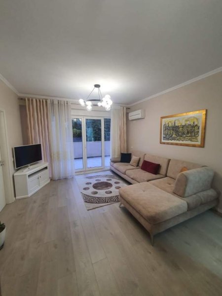 Tirane, jepet me qera apartament 2+1 Kati 1, 115 m² 600 Euro (Liqeni i Thate)