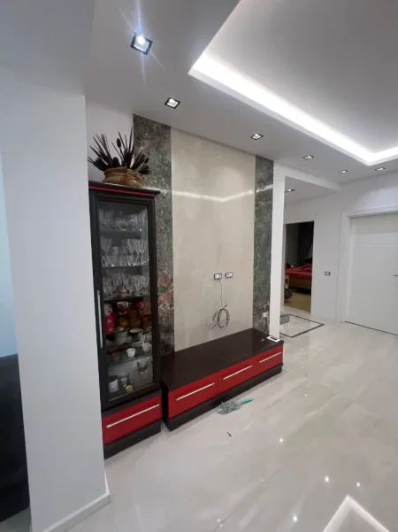 Tirane, jepet me qera apartament 2+1+Ballkon Kati 4, 100 m² 950 € (Tregu Cam, Qender)