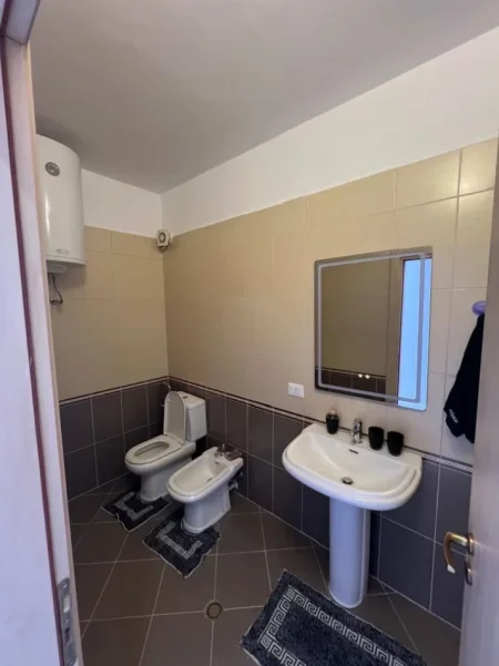 Durres, jepet me qera apartament 2+1+Aneks+Ballkon Kati 6, 600 € (Gjykata,Durres)