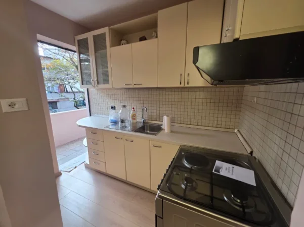 Tirane, jepet me qera Apartament 1+1,Mobiluar, Kati 4, Çmimi 57.000 Lekë të Reja, në MYSLYM SHYRI, Tirane.