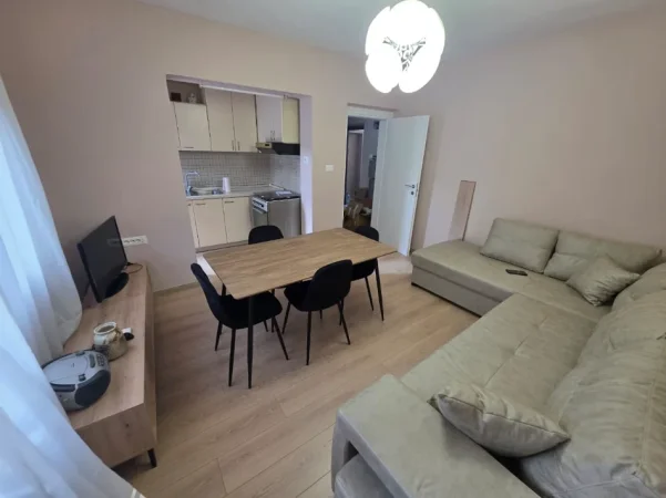 Tirane, jepet me qera Apartament 1+1,Mobiluar, Kati 4, Çmimi 57.000 Lekë të Reja, në MYSLYM SHYRI, Tirane.