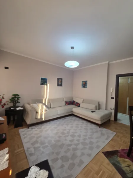 Tirane, jepet me qera apartament 2+1+Ballkon Kati 7, 103 m² 900 € (Gjik Kuqali)