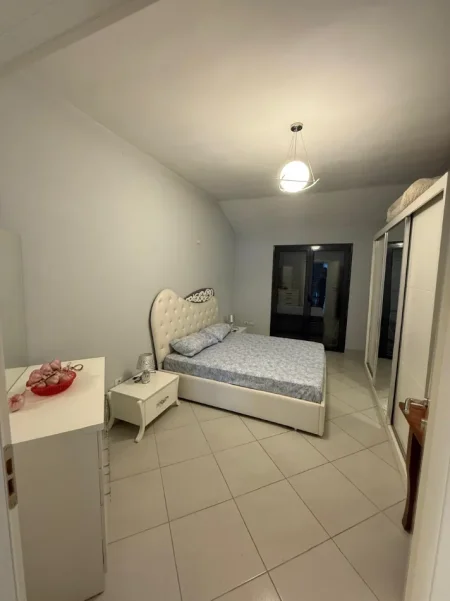 Tirane, jepet me qera apartament 2+1+Ballkon Kati 3, 100 m² 400 € (Institut prane UBT)