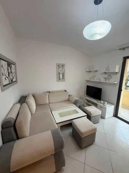 Tirane, jepet me qera apartament 2+1+Ballkon Kati 3, 100 m² 400 € (Institut prane UBT)