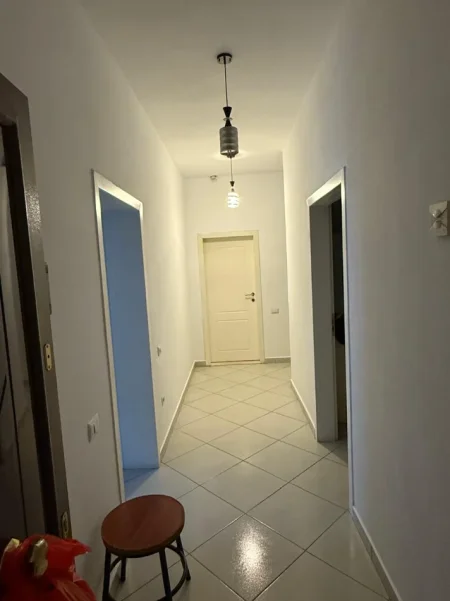 Tirane, jepet me qera apartament 2+1+Ballkon Kati 3, 100 m² 400 € (Institut prane UBT)