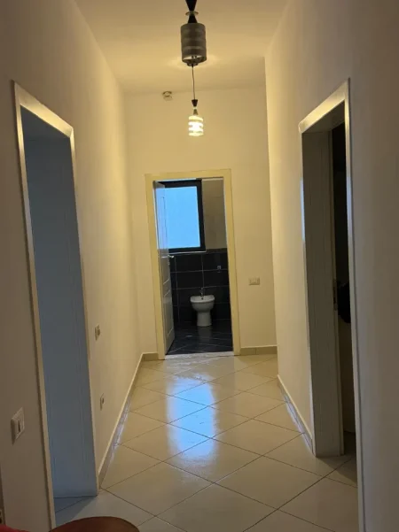 Tirane, jepet me qera apartament 2+1+Ballkon Kati 3, 100 m² 400 € (Institut prane UBT)