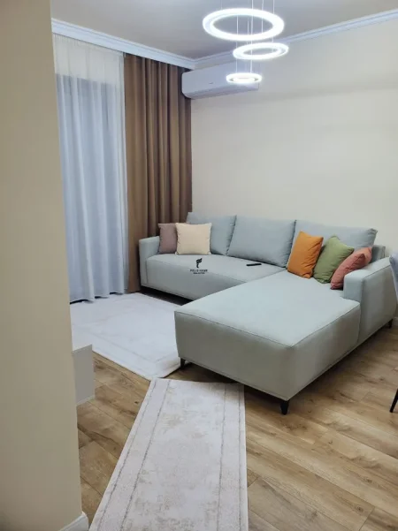 Tirane, jepet me qera apartament 1+1 Kati 3, 80 m² 950 € (LIQENI I THATE)