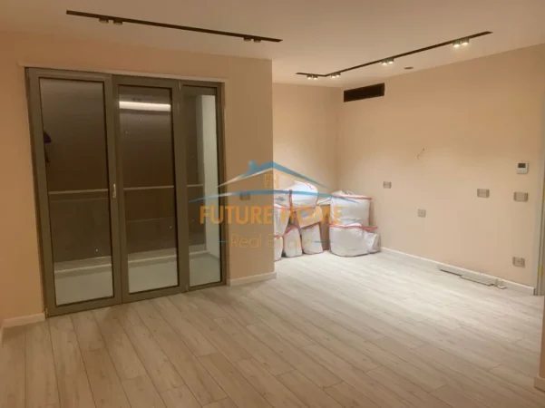 Tirane, jepet me qera ambjent biznesi Kati 7, 95 m² 1.350 € (Rruga e Kavajës.)
