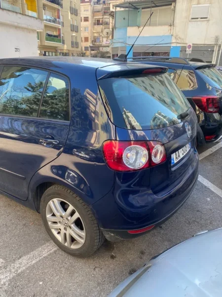 Tirane, shitet makine Volkswagen Golf Nafte, blu e errët automatik Kondicioner 240 km 4.500 €