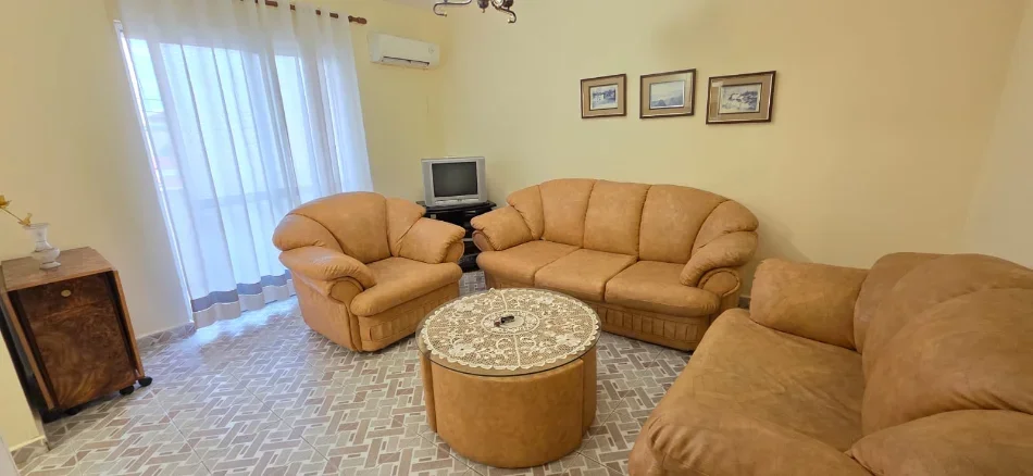 Tirane, jepet me qera apartament 3+1+Aneks+Ballkon Kati 4, 90 m² 600 € (ish stacioni i trenit)