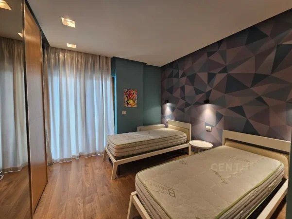 Tirane, jepet me qera apartament 2+1+Ballkon Kati 2, 120 m² 1.200 € (kompleksi dinamo)