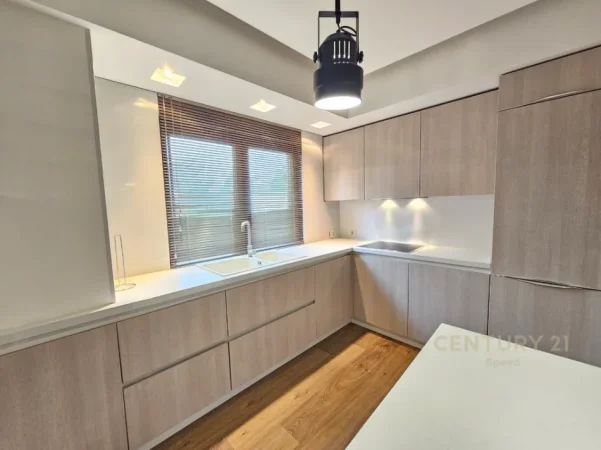 Tirane, jepet me qera apartament 2+1+Ballkon Kati 2, 120 m² 1.200 € (kompleksi dinamo)