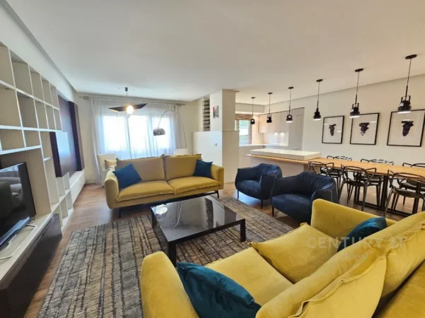 Tirane, jepet me qera apartament 2+1+Ballkon Kati 2, 120 m² 1.200 € (kompleksi dinamo)