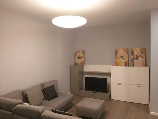 Tirane, jepet me qera apartament 1+1 Kati 3, 79 m² 900 € (BLLOK)