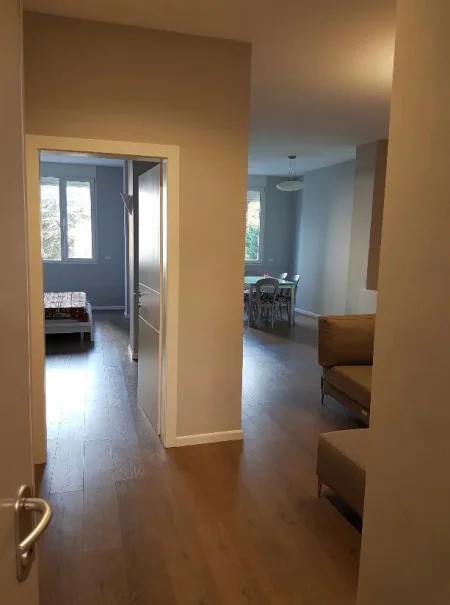 Tirane, jepet me qera apartament 1+1 Kati 3, 79 m² 900 € (BLLOK)