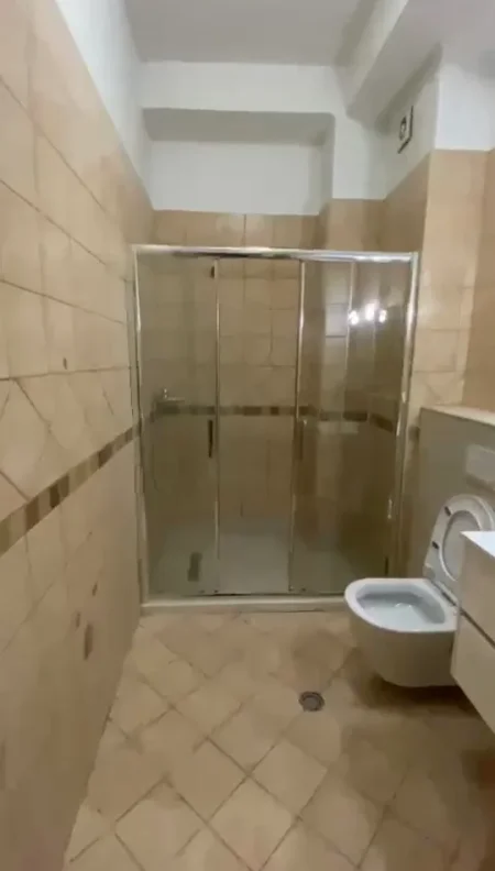 Tirane, jepet me qera apartament 1+1 Kati 2, 70 m² 50.000 Lek (Kopshti Botanik prane Palestres tek Nenkalimi)