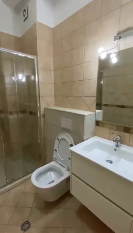 Tirane, jepet me qera apartament 1+1 Kati 2, 70 m² 50.000 Lek (Kopshti Botanik prane Palestres tek Nenkalimi)