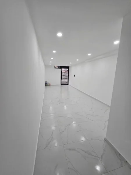 Tirane, shitet dyqan , 50 m² 70.000 € (PRANË KOMUNËS SË PARISIT)