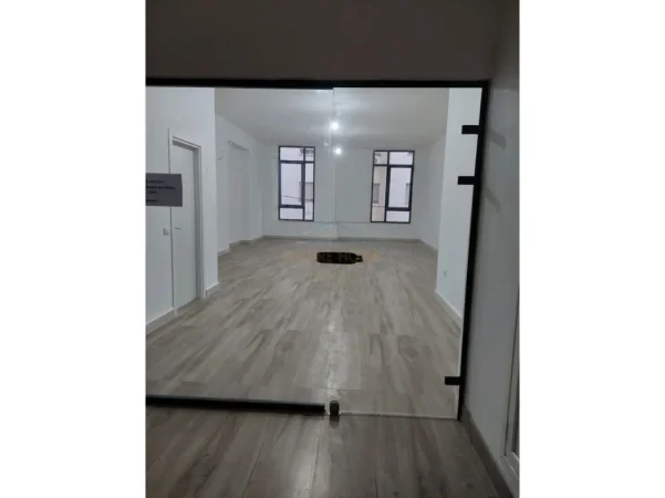 Tirane, jepet me qera ambjent biznesi Kati 1, 128 m² 2.600 € (Mine Peza)