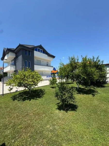 JEPET VILE ME QERA 220M2 "LAKNAS" 2000 EURO