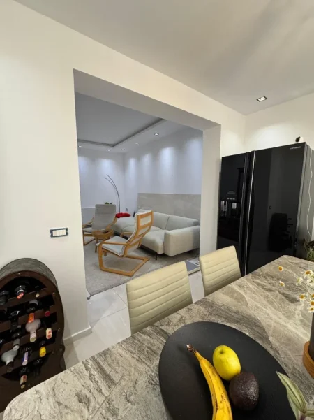 Tirane, jepet me qera apartament 2+1+Ballkon , 1.000 € (Qender, Tregu Cam)