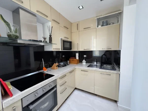 Tirane, jepet me qera apartament 2+1+Ballkon , 1.000 € (Qender, Tregu Cam)