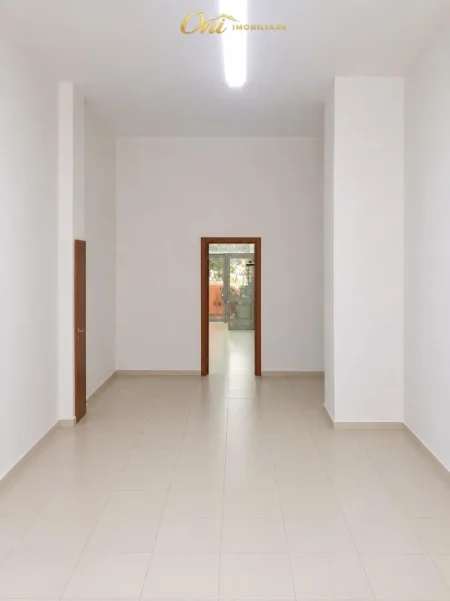 Tirane, jepet me qera dyqan Kati 0, 88 m² 1.000 € (ZONJA CURRE)