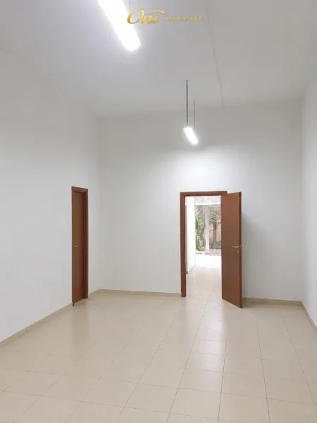 Tirane, jepet me qera dyqan Kati 0, 88 m² 1.000 € (ZONJA CURRE)