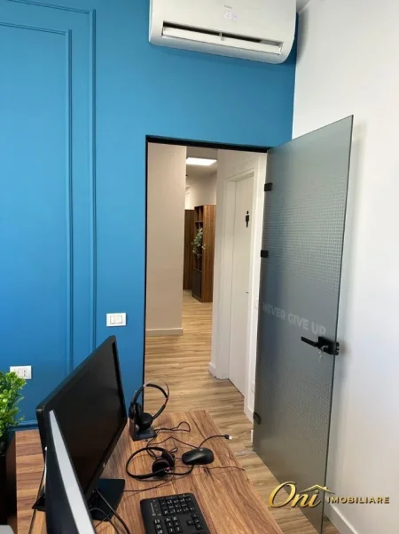 Tirane, jepet me qera zyre Kati 5, 213 m² 1.700 € (UNAZA E RE)