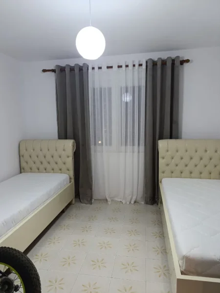 Tirane, jepet me qera apartament 2+1+Ballkon , 75 m² 500 € (Kombinat)