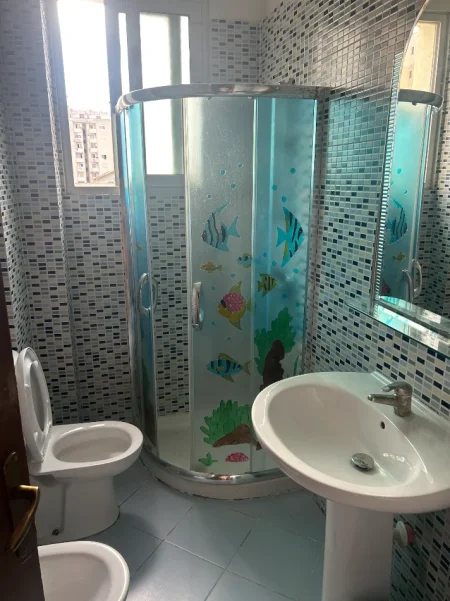 Vlore, jepet me qera apartament 2+1+Ballkon Kati 5, 100 m² 40 € (Rruga kosova)