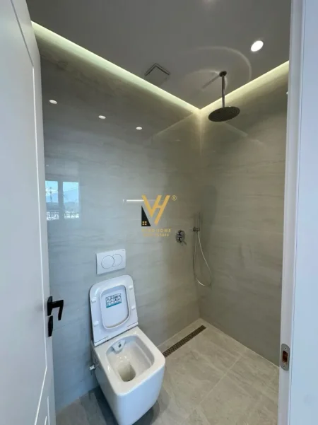 Tirane, jepet me qera apartament 2+1+Ballkon Kati 12, 100 m² 720 € (KOMUNA E PARISIT)