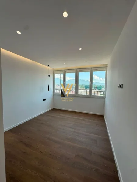 Tirane, jepet me qera apartament 2+1+Ballkon Kati 12, 100 m² 720 € (KOMUNA E PARISIT)