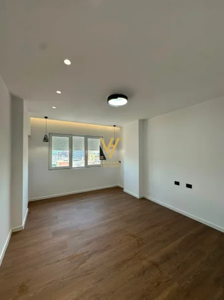 Tirane, jepet me qera apartament 2+1+Ballkon Kati 12, 100 m² 720 € (KOMUNA E PARISIT)