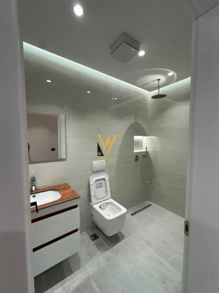 Tirane, jepet me qera apartament 2+1+Ballkon Kati 12, 100 m² 720 € (KOMUNA E PARISIT)