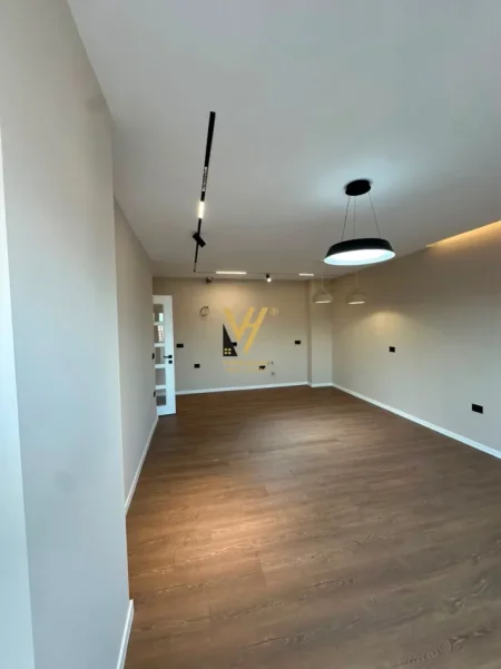 Tirane, jepet me qera apartament 2+1+Ballkon Kati 12, 100 m² 720 € (KOMUNA E PARISIT)