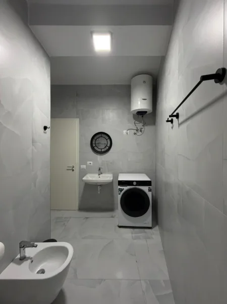 Tirane, jepet me qera apartament 1+1 , 67 m² 450 € (Ali Dem)