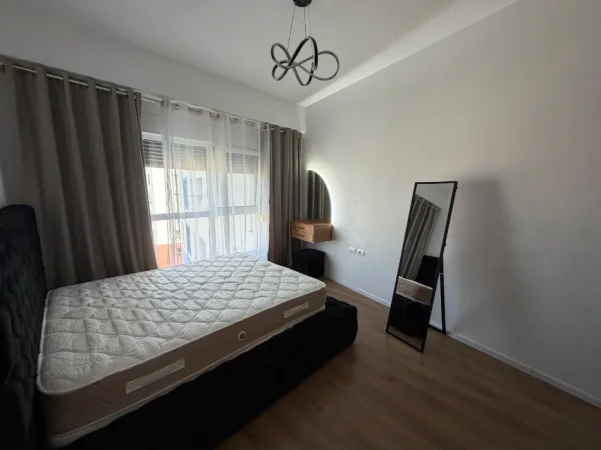 Tirane, jepet me qera apartament 1+1 , 67 m² 450 € (Ali Dem)