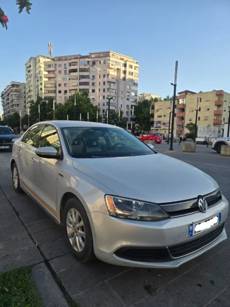 Tirane, shitet makine Volswagen Jetta Benzin, gri metalizato automatik 145.000 km 6.200 €