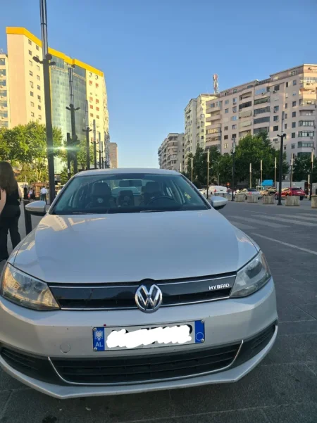 Tirane, shitet makine Volswagen Jetta Benzin, gri metalizato automatik 145.000 km 6.200 €