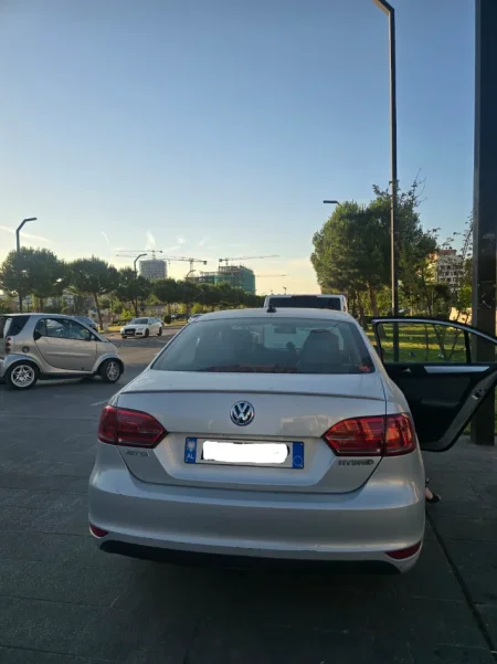 Tirane, shitet makine Volswagen Jetta Benzin, gri metalizato automatik 145.000 km 6.200 €