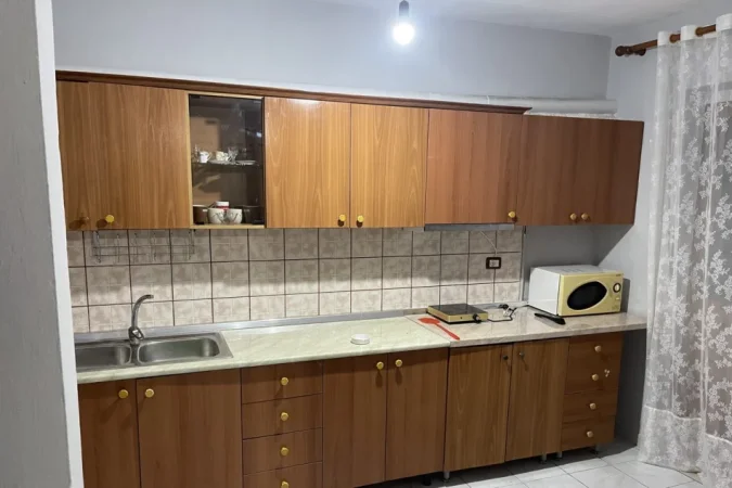 Tirane, jepet me qera apartament 1+1 Kati 1, 40 m² 270 € (Frigoriferi)