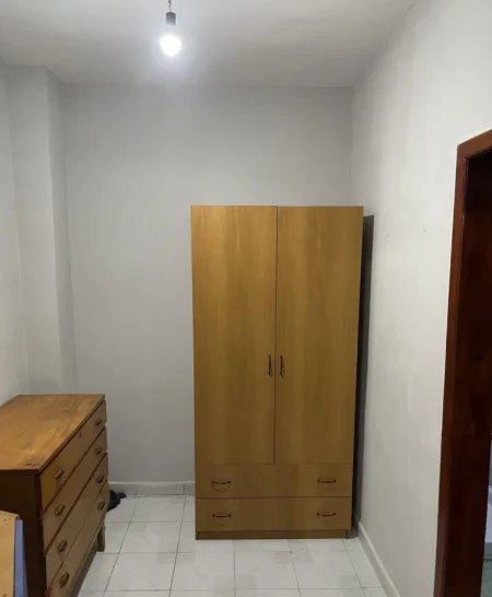 Tirane, jepet me qera apartament 1+1 Kati 1, 40 m² 270 € (Frigoriferi)