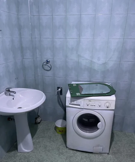 Tirane, jepet me qera apartament 1+1 Kati 1, 40 m² 270 € (Frigoriferi)