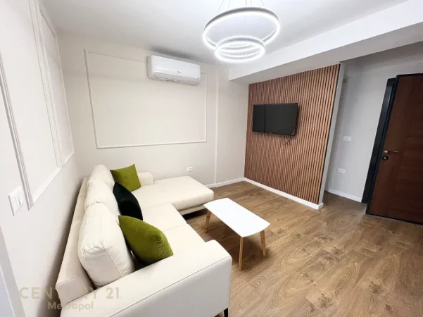 Tirane, jepet me qera apartament 1+1+Ballkon Kati 4, 50 m² 600 € (Rruga Sami Frasheri)