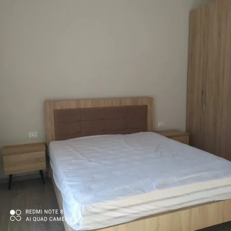 Tirane, jepet me qera apartament 1+1 Kati 3, 280 m² 350 € (Rruga Aleks Çaçi)