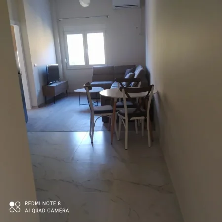 Tirane, jepet me qera apartament 1+1 Kati 3, 280 m² 350 € (Rruga Aleks Çaçi)