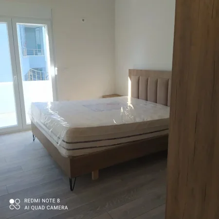 Tirane, jepet me qera apartament 1+1 Kati 3, 280 m² 350 € (Rruga Aleks Çaçi)